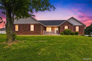 818 E Wood Drive, Columbia, IL 62236