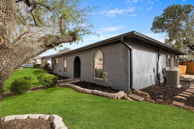 615 Aspenway Circle, Euless, TX 76039