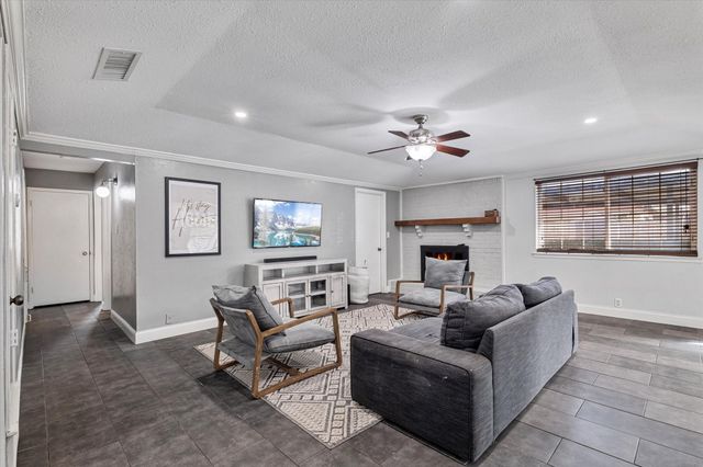 615 Aspenway Circle, Euless, TX 76039