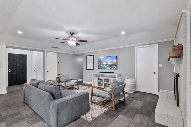 615 Aspenway Circle, Euless, TX 76039