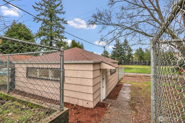 12534 North Park Avenue N, Seattle, WA 98133