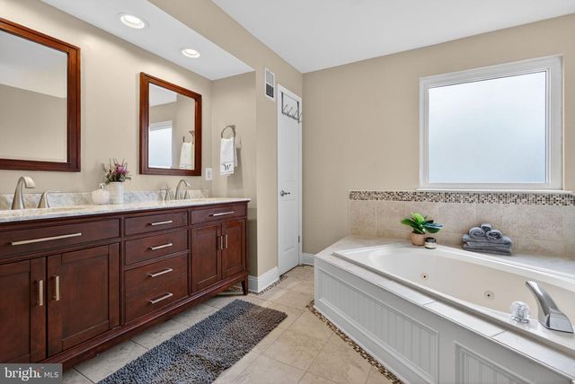 1 OWL CT, Marlton, NJ 08053