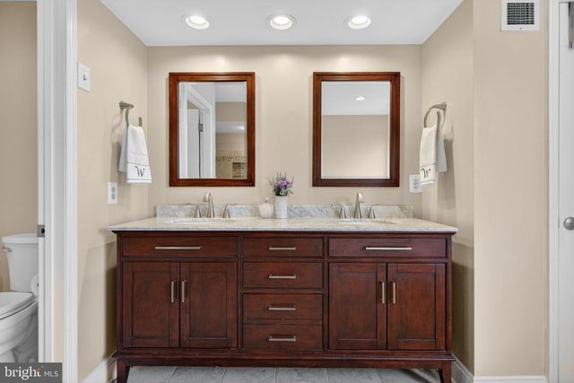 1 OWL CT, Marlton, NJ 08053