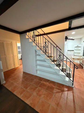 17 Cove Lane, Levittown, NY 11756