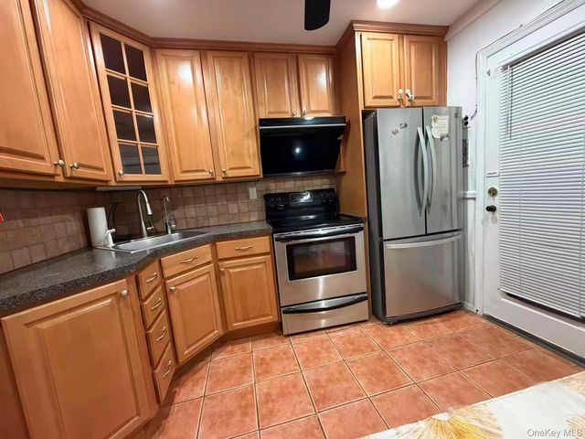 17 Cove Lane, Levittown, NY 11756