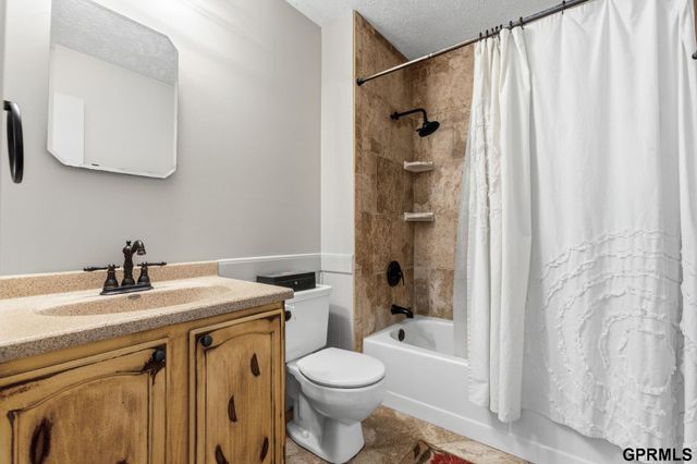 411 Laredo Road, Papillion, NE 68046