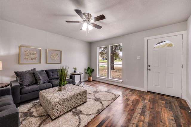 845 Willow Circle N, Burleson, TX 76028