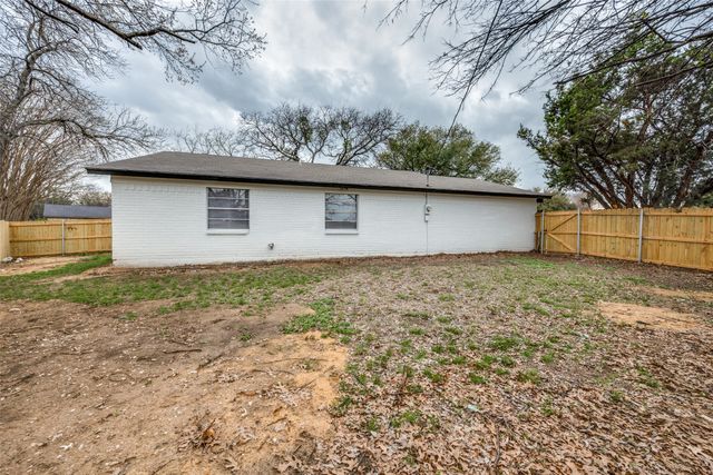 845 Willow Circle N, Burleson, TX 76028