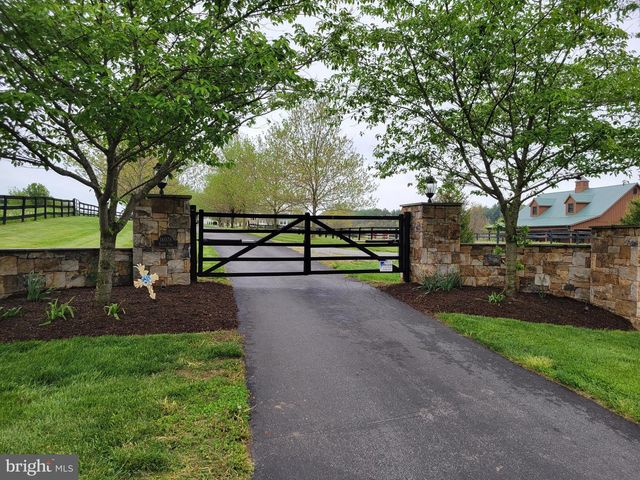 16076 BERLIN TPKE, Purcellville, VA 20132