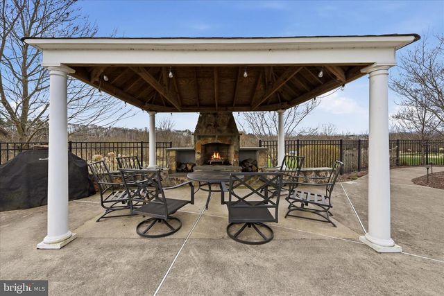 16076 BERLIN TPKE, Purcellville, VA 20132