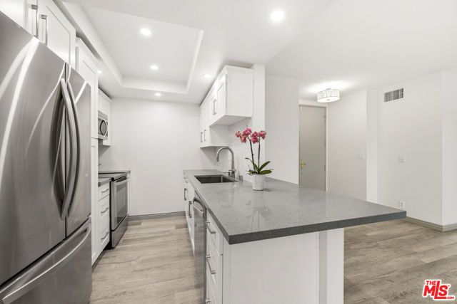 1131 Alta Loma Road 410, West Hollywood, CA 90069