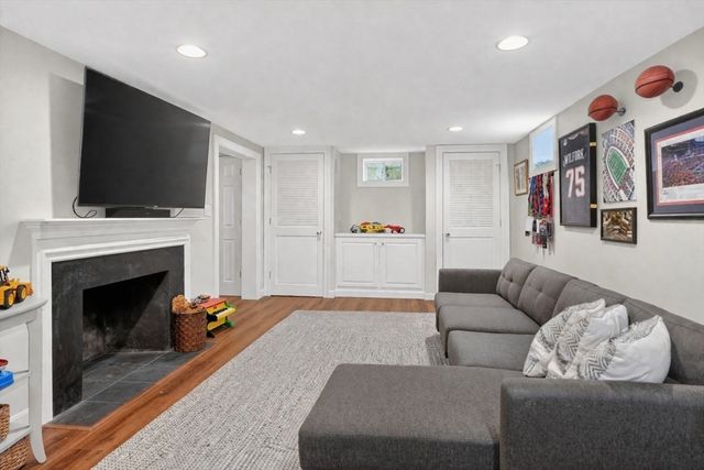 92 Woodlawn Ave, Wellesley, MA 02481