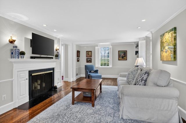 92 Woodlawn Ave, Wellesley, MA 02481