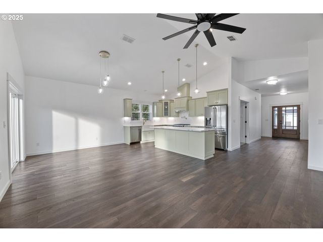 1240 Lighthouse Ln, Brookings, OR 97415