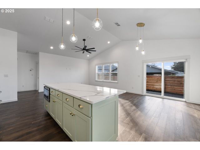 1240 Lighthouse Ln, Brookings, OR 97415
