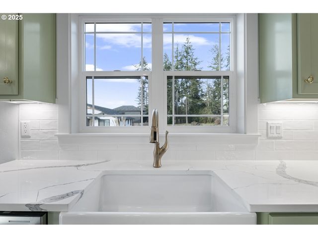 1240 Lighthouse Ln, Brookings, OR 97415