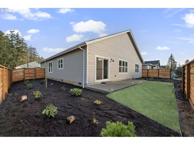 1240 Lighthouse Ln, Brookings, OR 97415