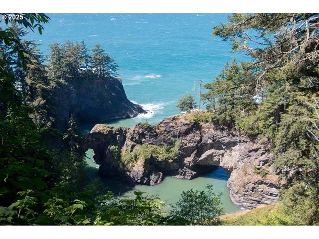 1240 Lighthouse Ln, Brookings, OR 97415