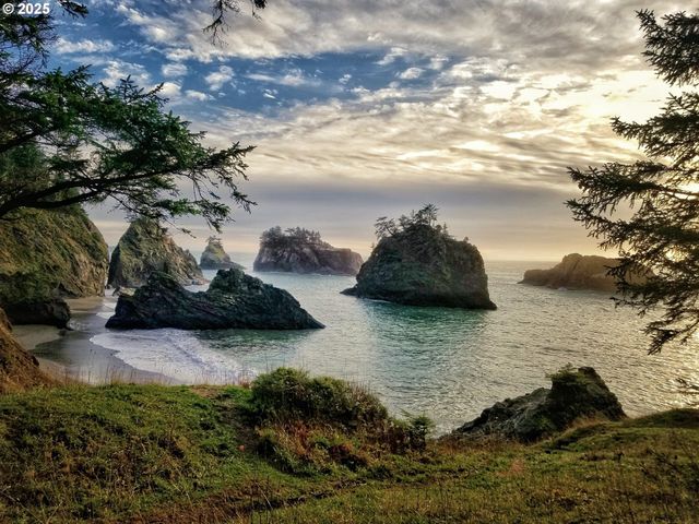 1240 Lighthouse Ln, Brookings, OR 97415