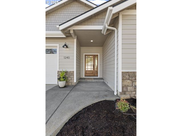 1240 Lighthouse Ln, Brookings, OR 97415