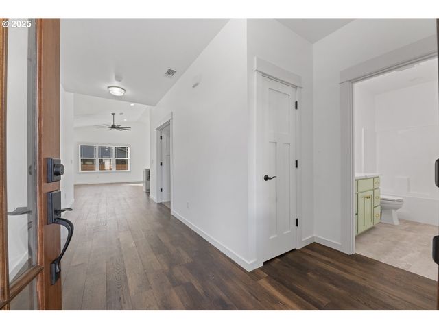 1240 Lighthouse Ln, Brookings, OR 97415