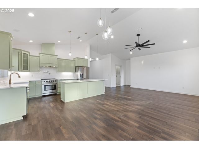 1240 Lighthouse Ln, Brookings, OR 97415