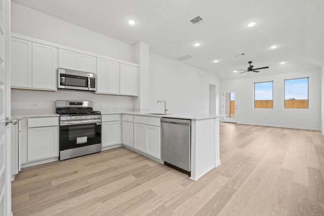 214 Hornet ST, Elgin, TX 78621
