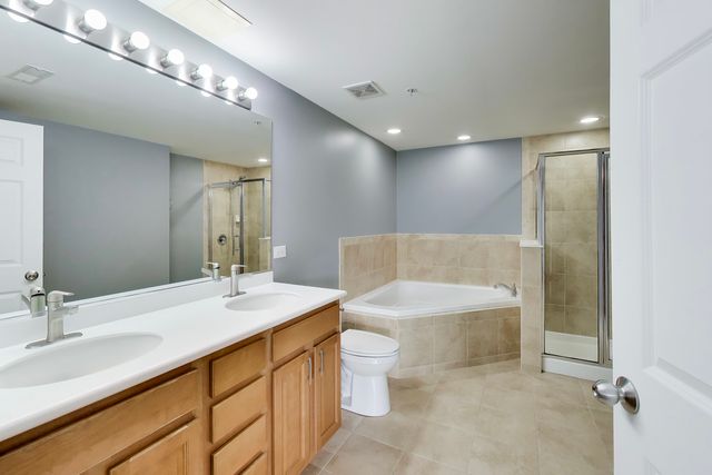 601 W Rand Road 201, Arlington Heights, IL 60004