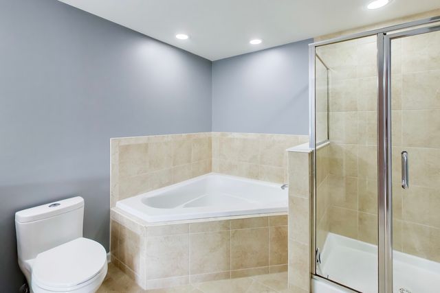601 W Rand Road 201, Arlington Heights, IL 60004