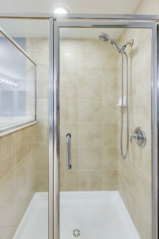 601 W Rand Road 201, Arlington Heights, IL 60004