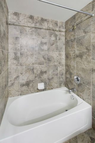 601 W Rand Road 201, Arlington Heights, IL 60004