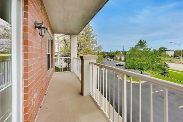 601 W Rand Road 201, Arlington Heights, IL 60004