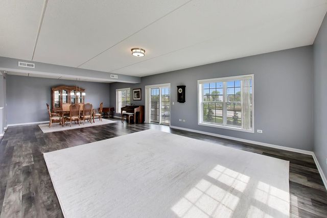 601 W Rand Road 201, Arlington Heights, IL 60004