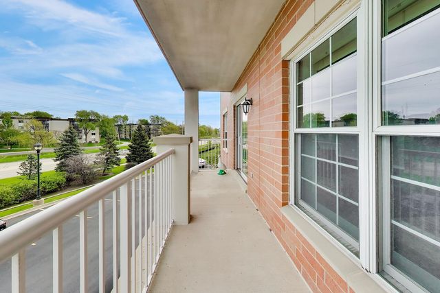 601 W Rand Road 201, Arlington Heights, IL 60004