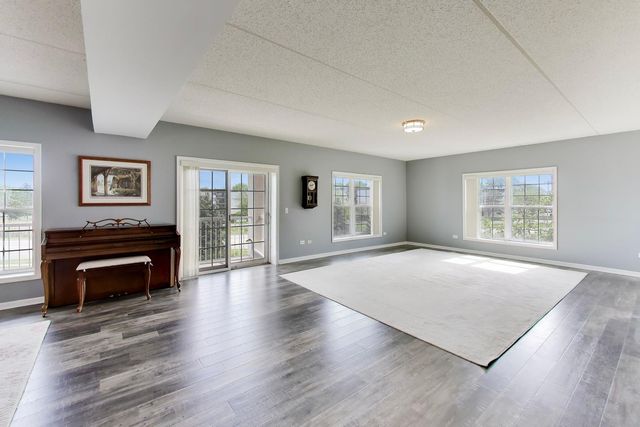 601 W Rand Road 201, Arlington Heights, IL 60004