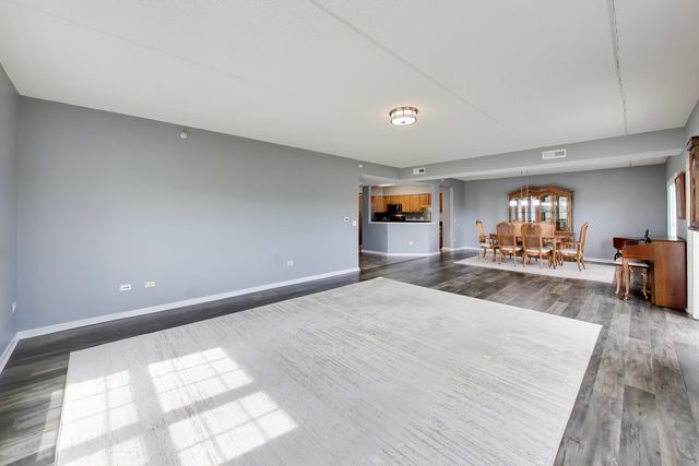 601 W Rand Road 201, Arlington Heights, IL 60004