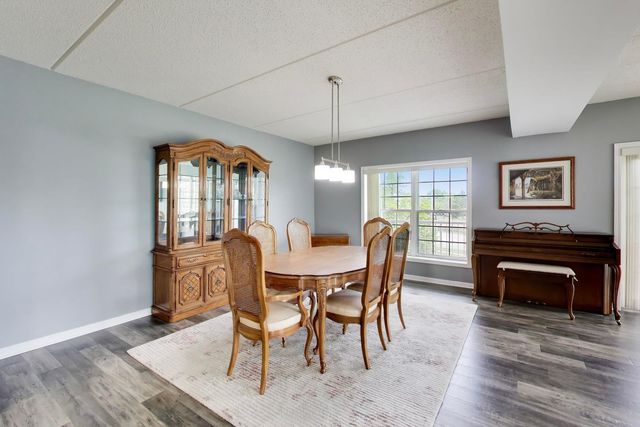 601 W Rand Road 201, Arlington Heights, IL 60004