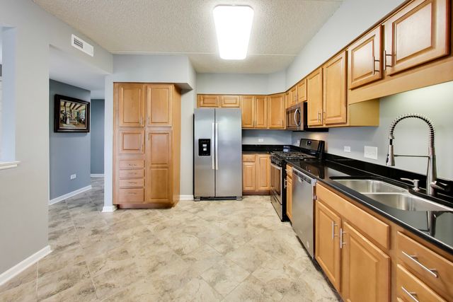 601 W Rand Road 201, Arlington Heights, IL 60004