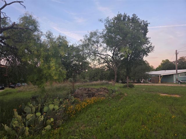 203 W Lakeshore DR, Sunrise Beach, TX 78643