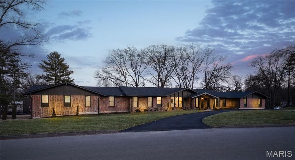 1534 Woodgate Drive, Frontenac, MO 63131