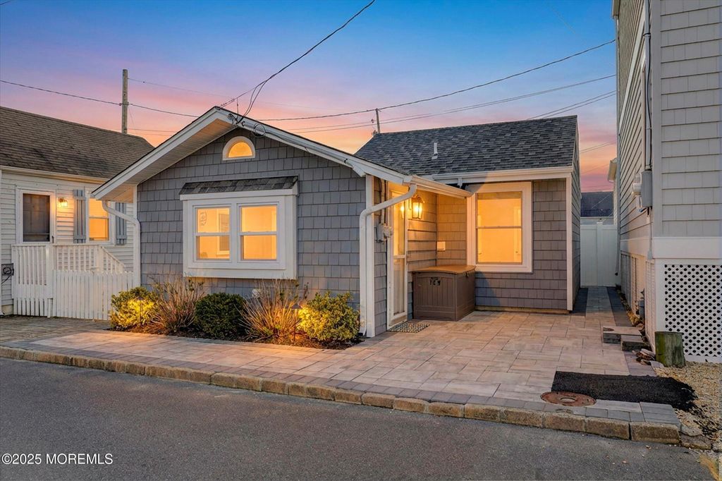 12 W Rutherford Lane, Lavallette, NJ 08735