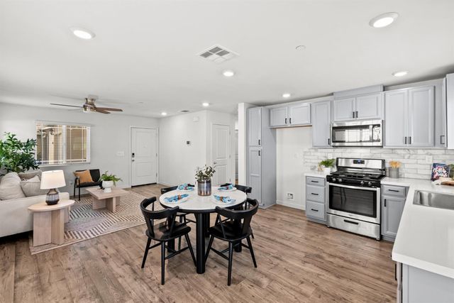 4388 Silver Cedar Ln, Sacramento, CA 95834