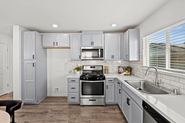 4388 Silver Cedar Ln, Sacramento, CA 95834