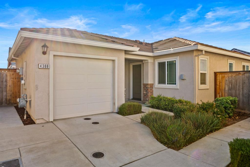 4388 Silver Cedar Ln, Sacramento, CA 95834