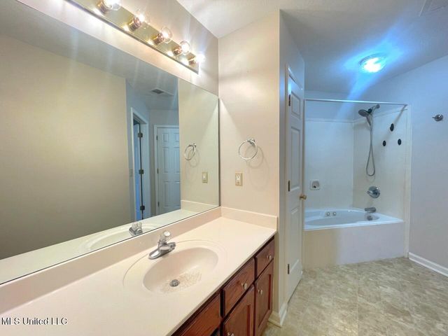 6108 Hallum Drive, Walls, MS 38680