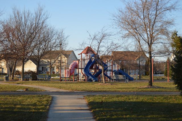 225 W WASHINGTON Street, Oswego, IL 60543