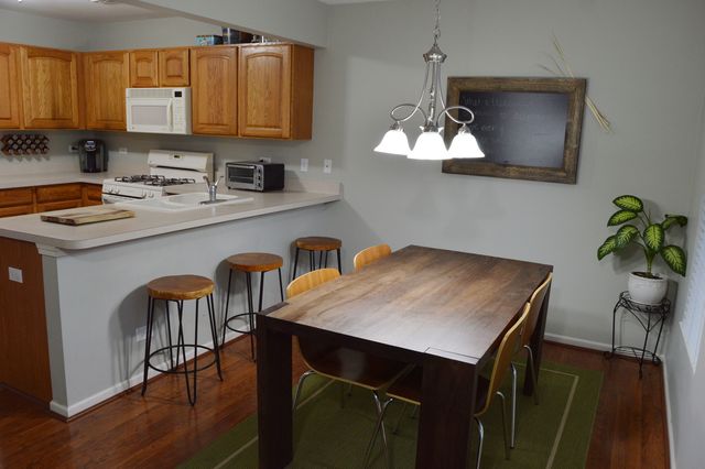 225 W WASHINGTON Street, Oswego, IL 60543