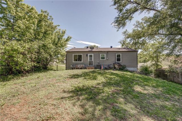 8266 Tauromee Avenue, Kansas City, KS 66112