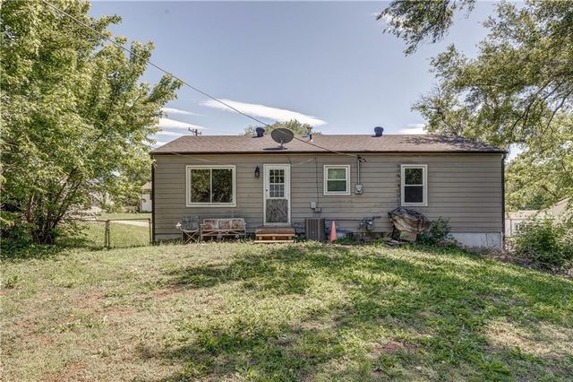 8266 Tauromee Avenue, Kansas City, KS 66112