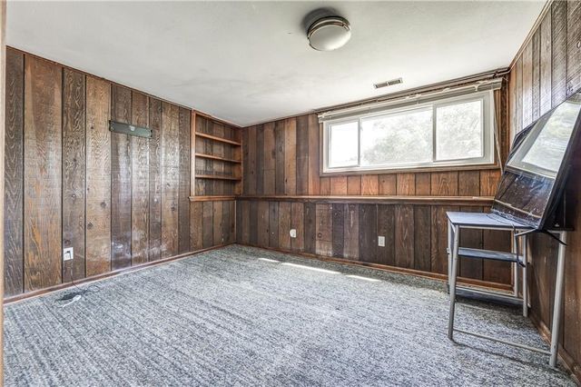 8266 Tauromee Avenue, Kansas City, KS 66112